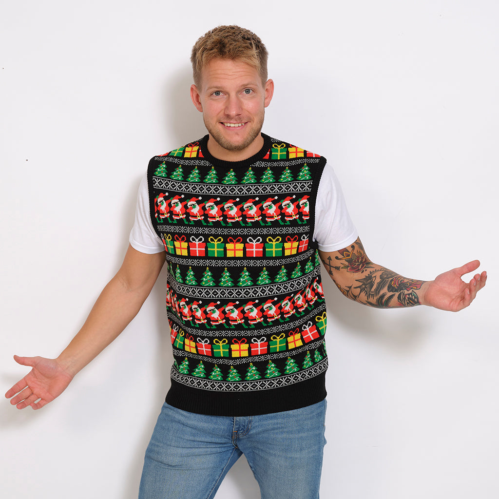 En smilende mand iført en julevest.